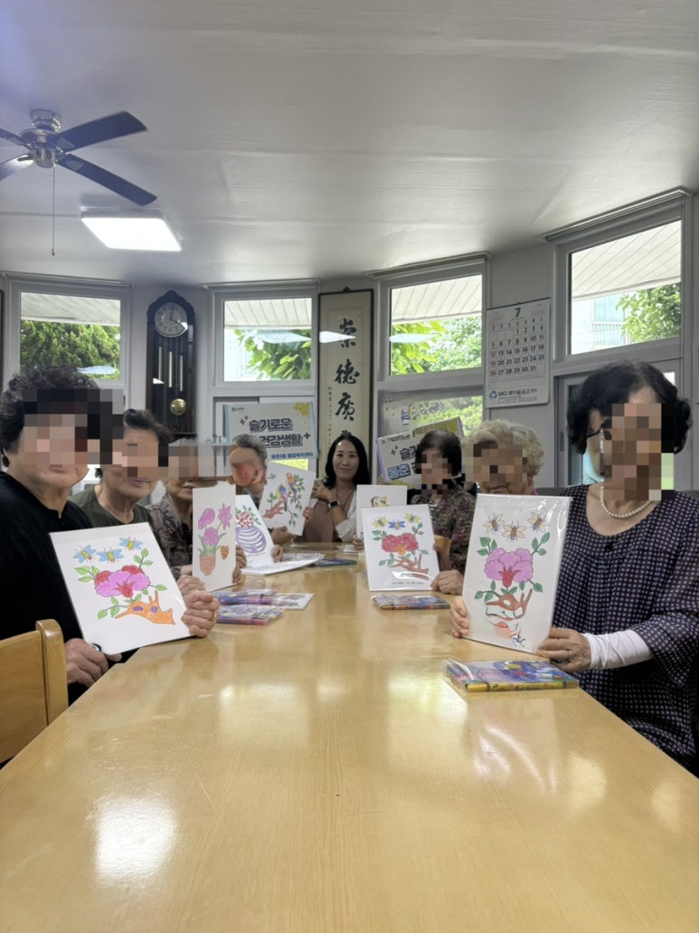 연수구 동춘1동 행정복지센터는 지역 내 경로당 어르신과 사례 관리 대상자들의 정서적 안정과 건강한 여가 활동을 지원하기 위해 컬러링북 키트를 전달하고 함께 색칠하는 프로그램을 진행했다